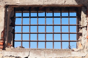 vergittertes Fenster in der Old Silk Factory auf Rhodes