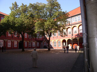 Obraz premium Old man standing before big trees in a beautiful patio in Braunschweig (Germany)