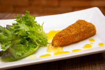 Crispy cheese with salad to accompany