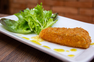 Crispy cheese with salad to accompany