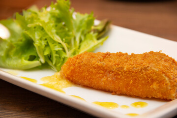 Crispy cheese with salad to accompany