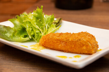 Crispy cheese with salad to accompany