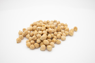 garbanzo crudo aislado en blanco