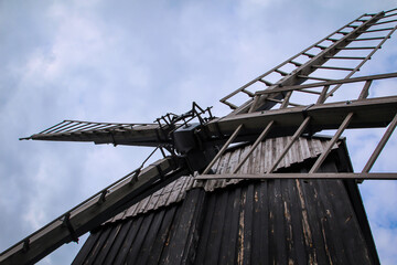 Details einer Bockwindmühle mit der früher das Korn zu Mehl gemahlen wurde.