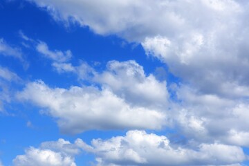 Fototapeta premium white cumulus clouds against a bright blue sky