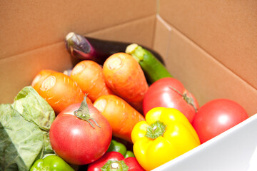 段ボールに入った野菜