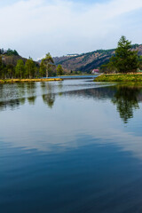 Fototapeta na wymiar 水面に雲と青空を映す早春の白樺湖