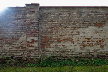 alte hohe Backstein Schloss Mauer mit Bäumen