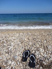 Playa de piedras, detalle de chanclas