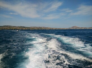 Rastro del barco en el mar