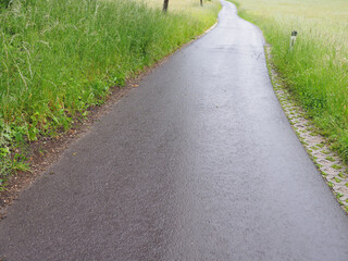 Sehnsucht - freie Fahrt auf der idyllischen Landstraße
