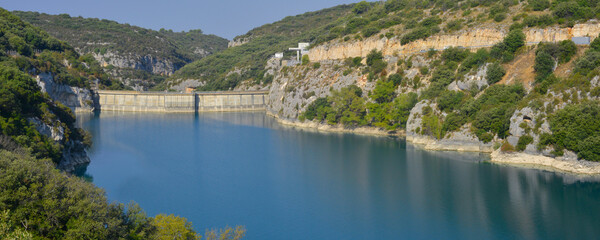 Panoramique barrage de Sainte-Croix à Sainte-Croix-du-Verdon (04500), Alpes-de-Haute-Provence en Provence-Alpes-Côte-d'Azur, France