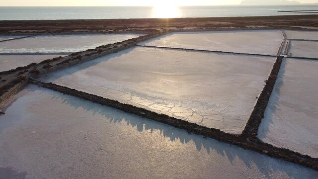 Vista aerea di isola Lunga, Marsala, una vecchia salina ai confini con il mare.  