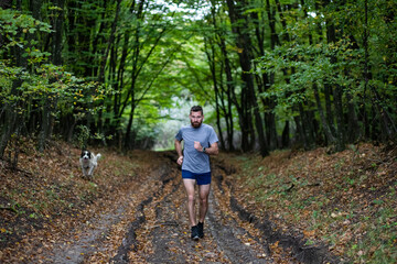 Obraz premium handsome trail runner running in nature