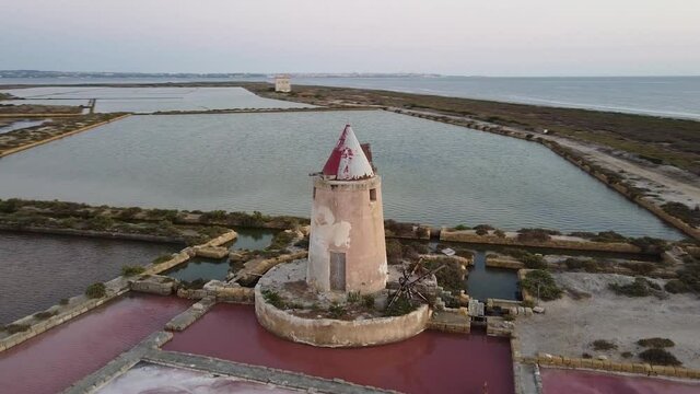 Vista aerea di isola Lunga, Marsala, una vecchia salina ai confini con il mare.  