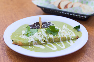 Omelette de espinacas en salsa verde