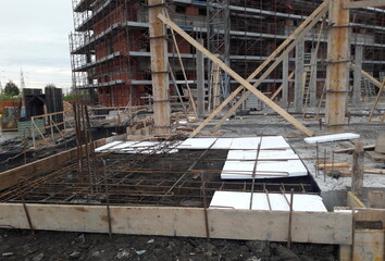 Lavori in corso nel cantiere edile per costruire case e uffici - business