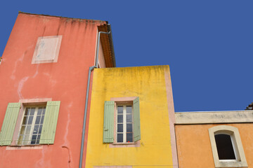 Façades colorées à Roussillon (84220), Vaucluse en Provence-Alpes-Côte-d'Azur, France