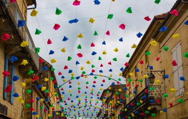 Calle decorada en las fiestas