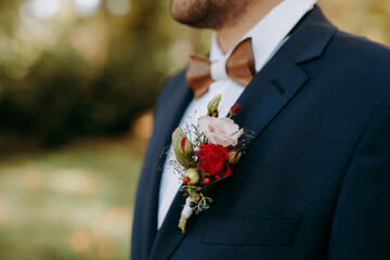 Flower detail on the lapel of the groom's blue suit