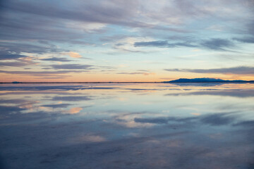 Fototapeta na wymiar bonneville salt flats sunset