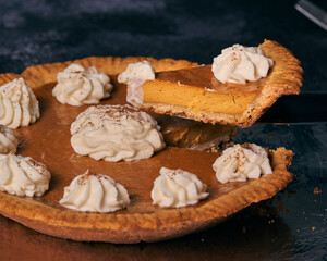 pie de calabaza en rebanada acción fondo negro toma lateral 