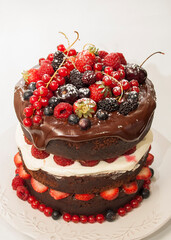 Naked cake chocolate with red berries