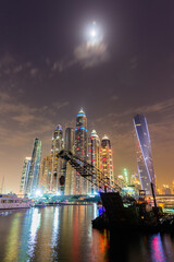 Naklejka premium アラブ首長国連邦 UAE ドバイの高層ビルの夜景