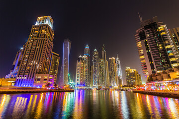 Obraz na płótnie Canvas アラブ首長国連邦　UAE　ドバイの高層ビルの夜景