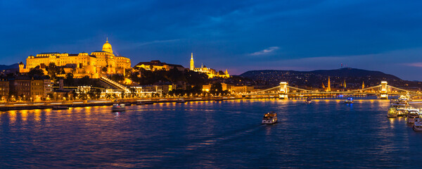 ハンガリー　ブダペストのライトアップされたブダ城とドナウ川の夜景
