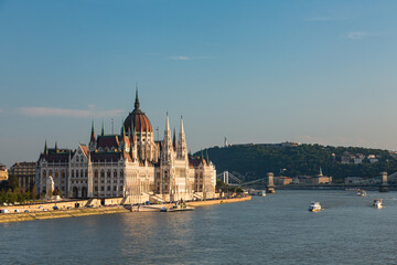 Fototapeta na wymiar ハンガリー　ブダペストの国会議事堂とドナウ川