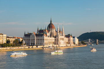 Fototapeta na wymiar ハンガリー　ブダペストのドナウ川沿いに建つパーラメント