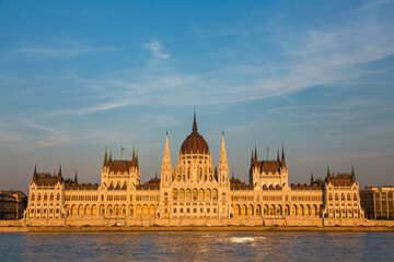 Fototapeta na wymiar ハンガリー　ブダペストのドナウ川沿いに建つ国会議事堂
