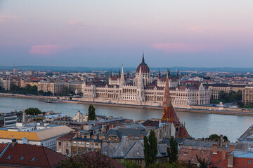 Fototapeta na wymiar ハンガリー　漁夫の砦から見える夕暮れ時のブダペストの国会議事堂とドナウ川