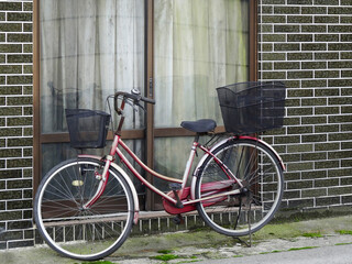 Fototapeta na wymiar 軒先の自転車