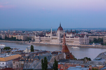 ハンガリー　漁夫の砦から見える夕暮れ時のブダペストの国会議事堂とドナウ川