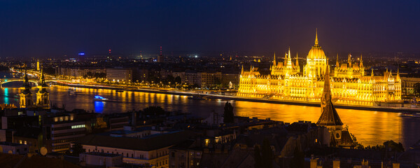 ハンガリー　ブダペストのライトアップされた国会議事堂とドナウ川の夜景