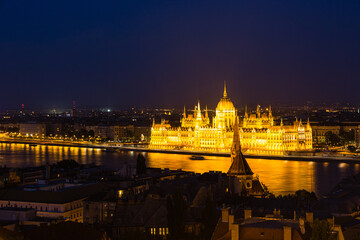 ハンガリー　ブダペストの漁夫の砦から見えるライトアップされた国会議事堂とドナウ川の夜景