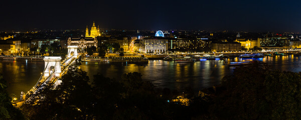 ハンガリー　ブダペストのドナウ川の夜景