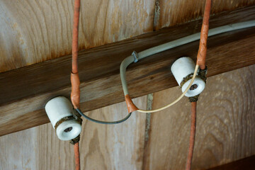 木造建築の屋根裏の電線と絶縁ガイシ