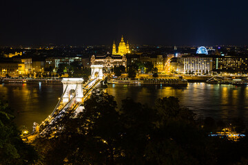 Fototapeta na wymiar ハンガリー　ライトアップされたブダペストのドナウ川に架かるセーチェーニ鎖橋と聖イシュトヴァーン大聖堂