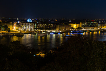 Fototapeta na wymiar ハンガリー　ブダペストの夜景とドナウ川
