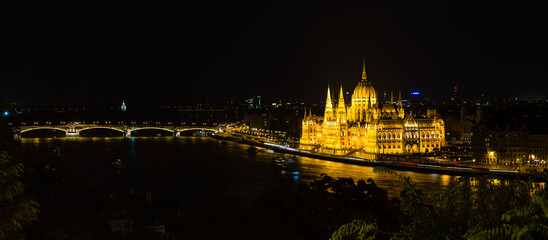 Fototapeta na wymiar ハンガリー　ライトアップされたブダペストの国会議事堂とドナウ川の夜景