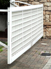 住宅のカーポートの跳ね上げ式鉄扉