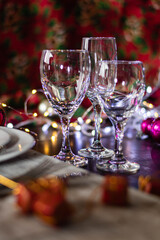 mesa para las fiestas de navidad y año nuevo con plato copa cubierto sobre madera y adornos...