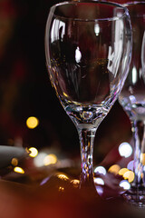 mesa para las fiestas de navidad y año nuevo con plato copa cubierto sobre madera y adornos navideños luces boketh 2020 año nuevo 
 2021 verano hemisferio sur