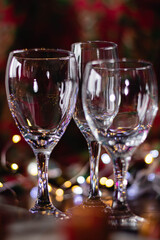 mesa para las fiestas de navidad y año nuevo con plato copa cubierto sobre madera y adornos navideños luces boketh 2020 año nuevo 
 2021 verano hemisferio sur