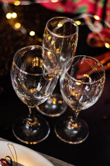 mesa para las fiestas de navidad y año nuevo con plato copa cubierto sobre madera y adornos navideños luces boketh 2020 año nuevo 
 2021 verano hemisferio sur