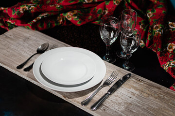 mesa para las fiestas de navidad y año nuevo con plato copa cubierto sobre madera y adornos...