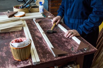 artisan working in wicker and carpentry